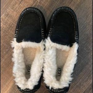 Like new, only worn once, women’s size 5 Black Ugg’s Ansley slippers.
